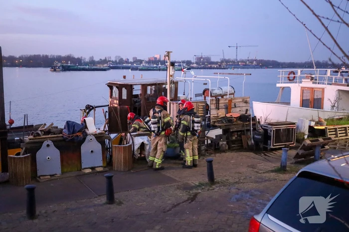 Aangebrande pizza aan boord woonschip zorgt voor grote inzet hulpdiensten