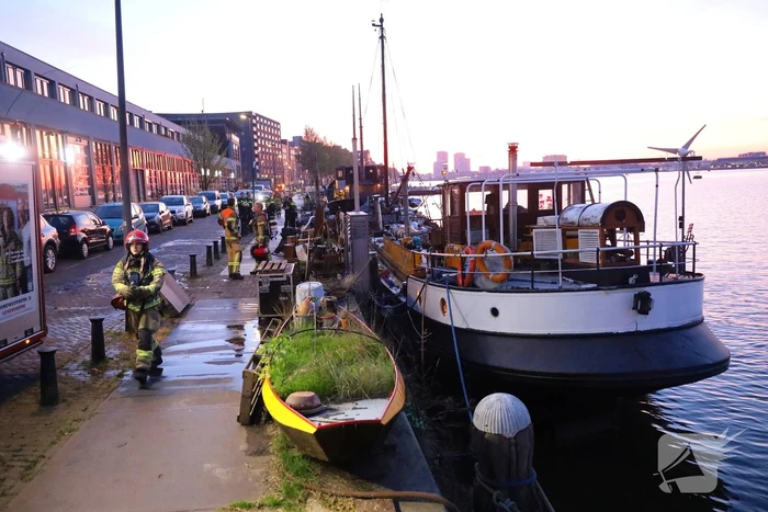 Aangebrande pizza aan boord woonschip zorgt voor grote inzet hulpdiensten