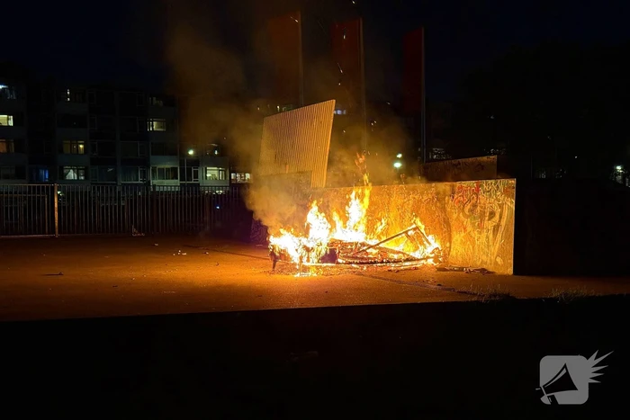 Bankstel in brand bij skatebaan