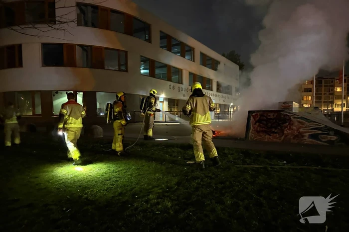 Bankstel in brand bij skatebaan