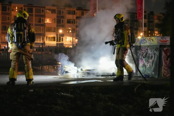 Bankstel in brand bij skatebaan