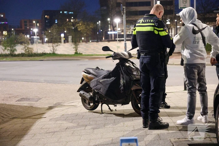Politie zoekt gevluchte bestuurder na aanrijding met scooter