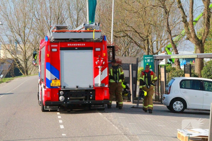 Brandweer onderzoekt vreemde lucht bij autobedrijf