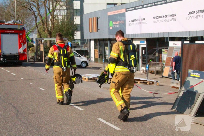 Brandweer onderzoekt vreemde lucht bij autobedrijf