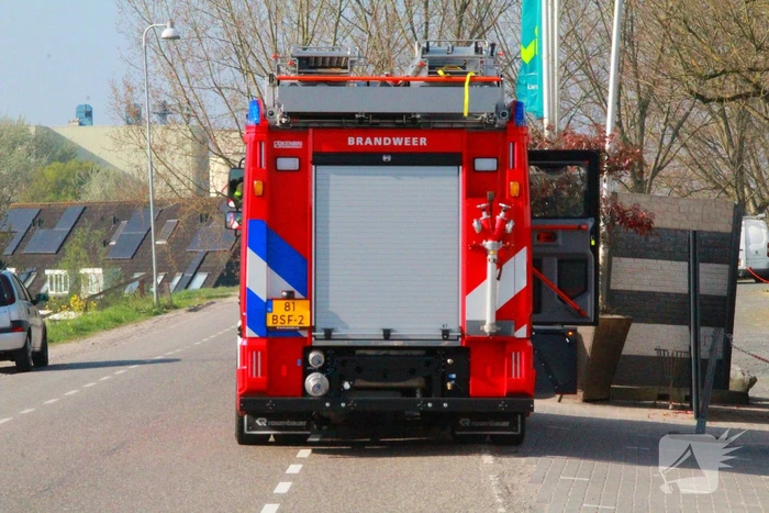 Brandweer onderzoekt vreemde lucht bij autobedrijf