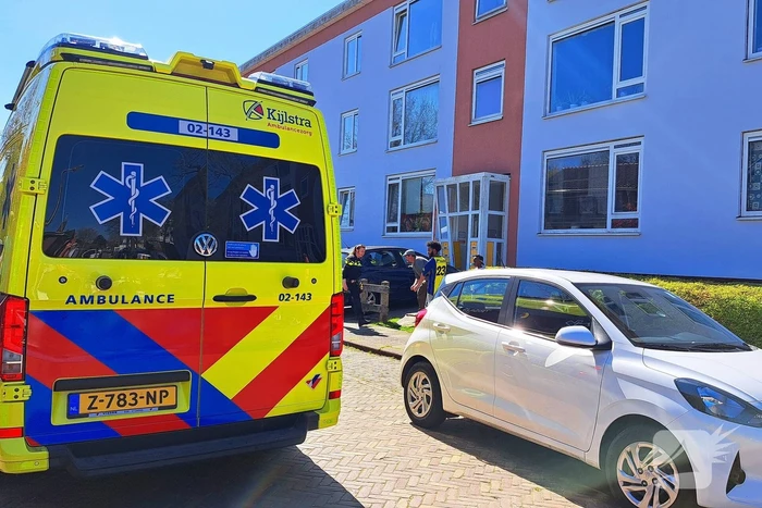 Automobilist rijdt door hek en botst tegen portiek