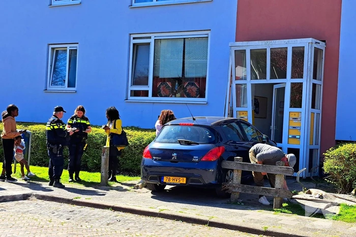 Automobilist rijdt door hek en botst tegen portiek