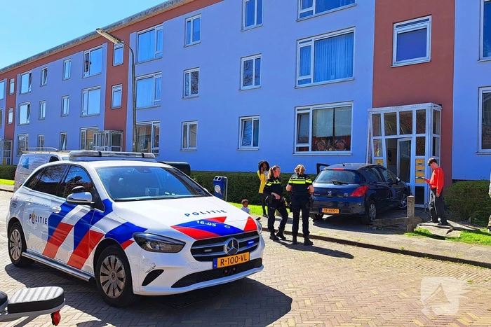 Automobilist rijdt door hek en botst tegen portiek