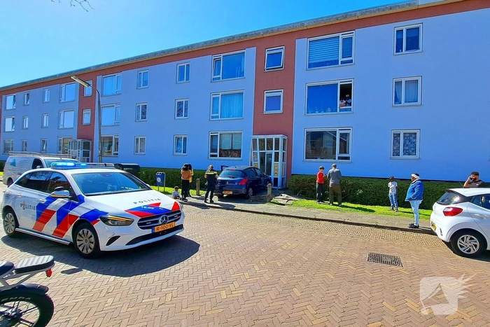 Automobilist rijdt door hek en botst tegen portiek