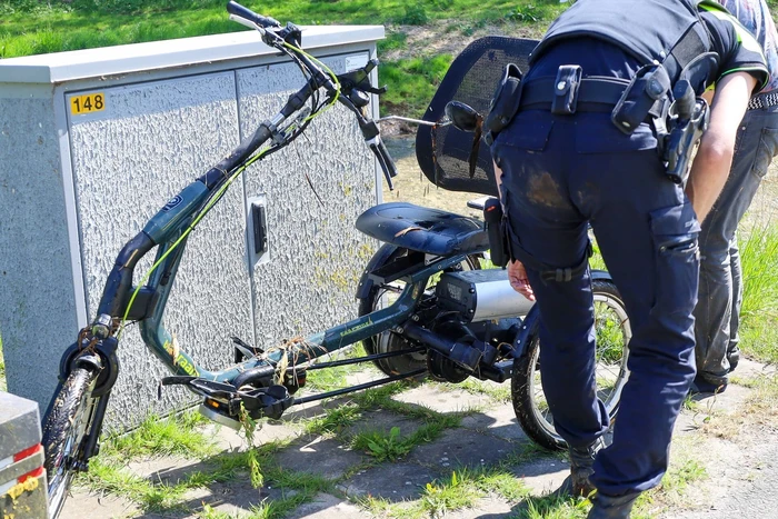 Automobilist bedenkt zich geen moment en springt water in als oudere te water raakt