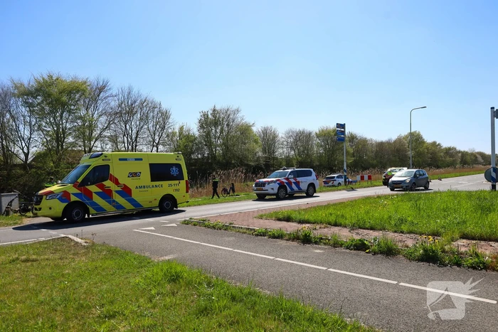 Automobilist bedenkt zich geen moment en springt water in als oudere te water raakt