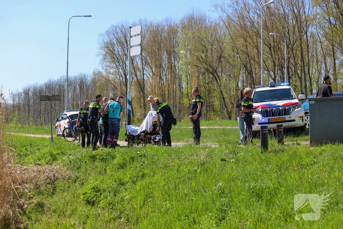 Automobilist bedenkt zich geen moment en springt water in als oudere te water raakt