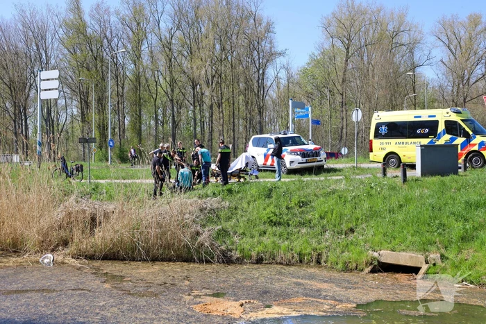 Automobilist bedenkt zich geen moment en springt water in als oudere te water raakt