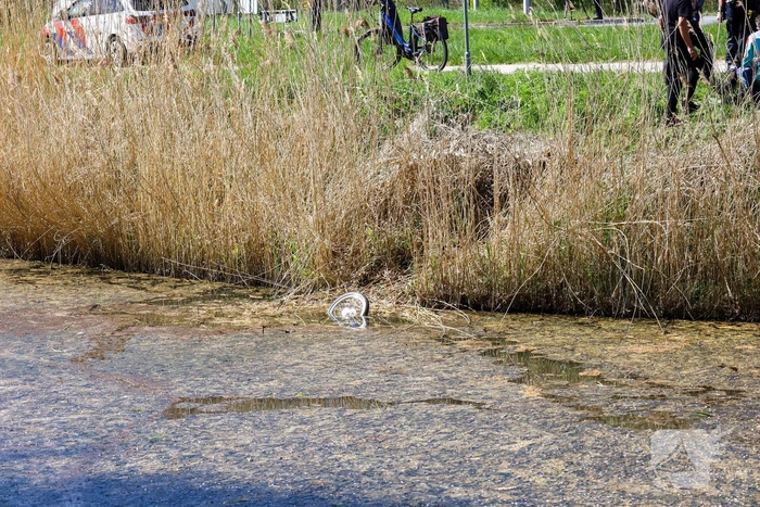 Automobilist bedenkt zich geen moment en springt water in als oudere te water raakt