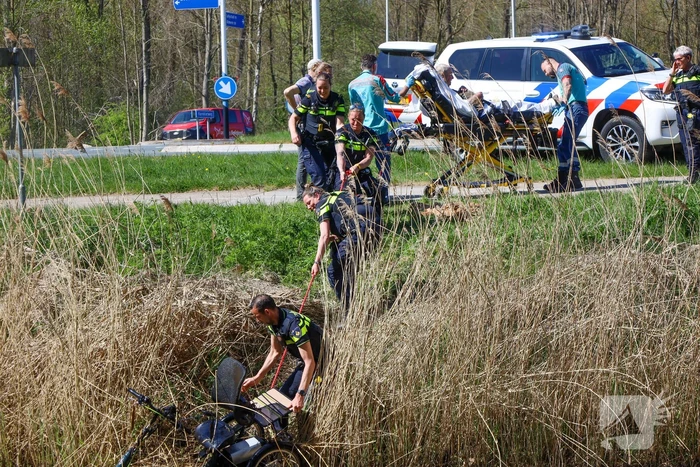 Automobilist bedenkt zich geen moment en springt water in als oudere te water raakt