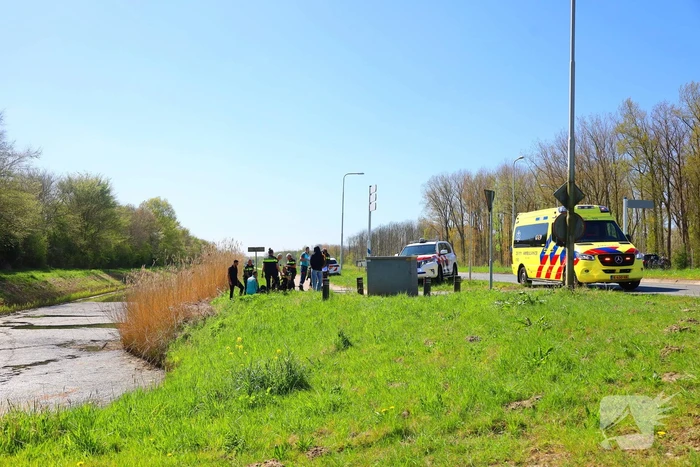 Automobilist bedenkt zich geen moment en springt water in als oudere te water raakt
