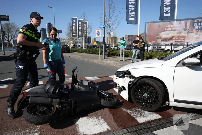 Scooterrijder geschept door auto