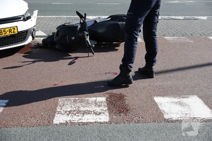 Scooterrijder geschept door auto