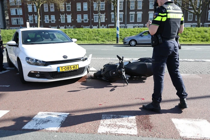 Scooterrijder geschept door auto