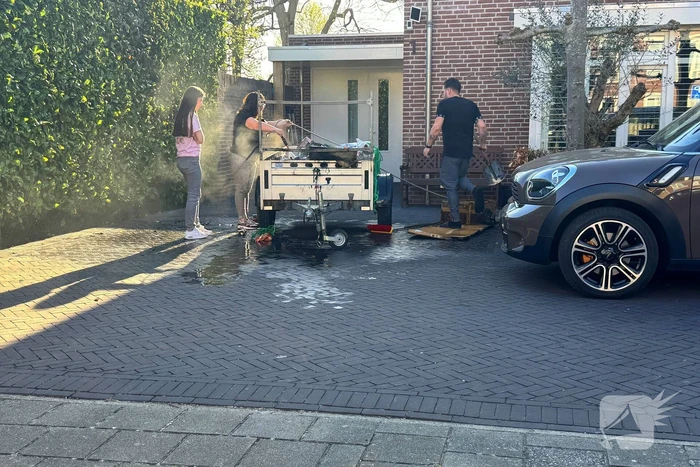 Bewoners starten met blussen van brandende aanhanger