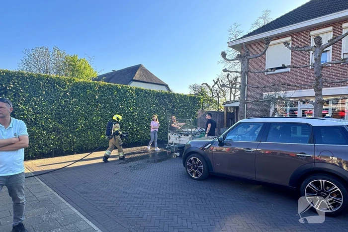 Bewoners starten met blussen van brandende aanhanger