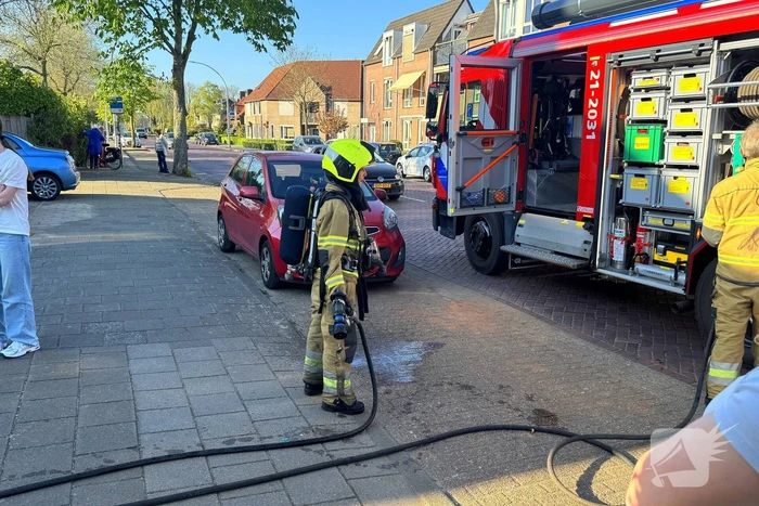 Bewoners starten met blussen van brandende aanhanger