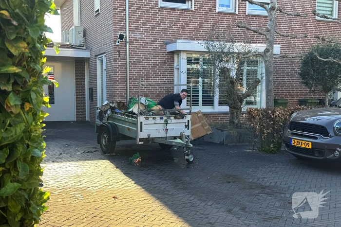 Bewoners starten met blussen van brandende aanhanger