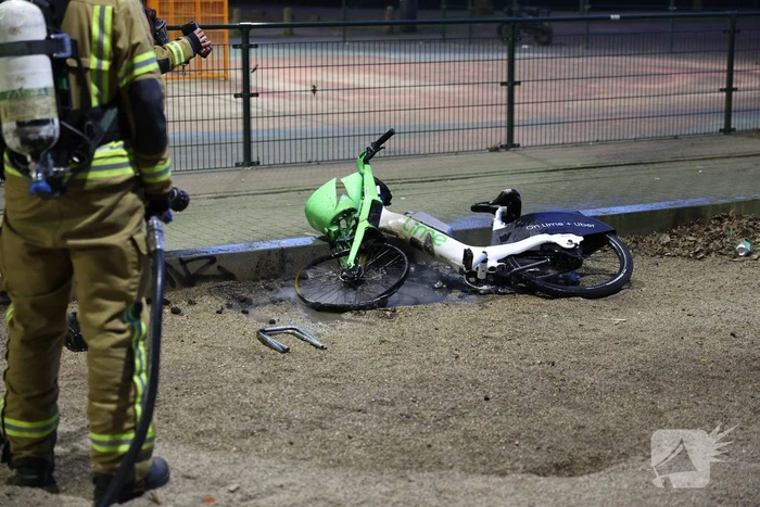 Huurfiets in brand gestoken