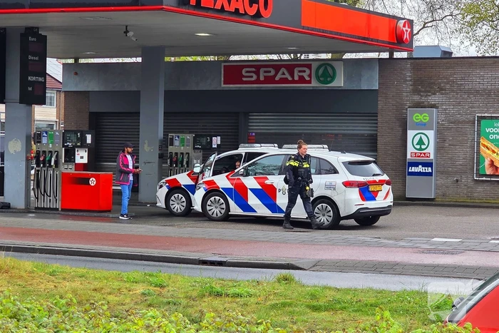 Flinkbezorger aangereden op rotonde