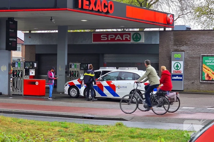 Flinkbezorger aangereden op rotonde