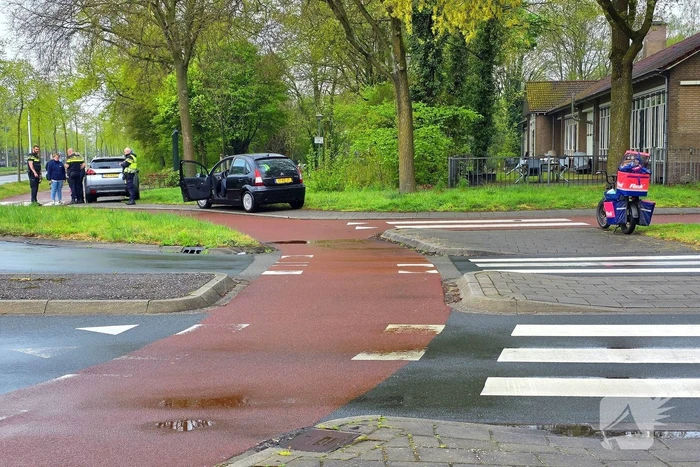 Flinkbezorger aangereden op rotonde