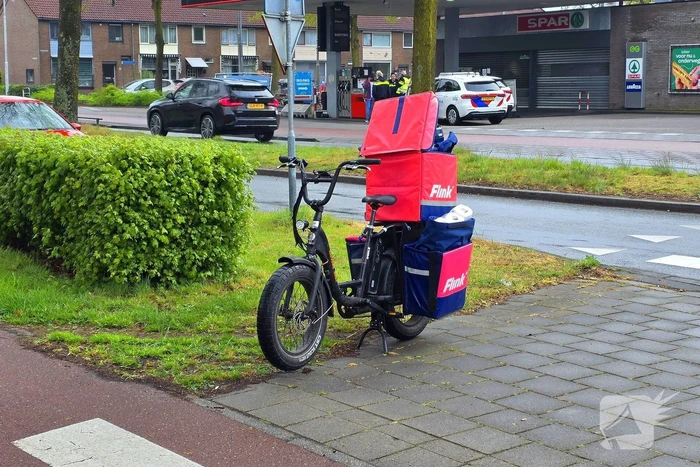 Flinkbezorger aangereden op rotonde