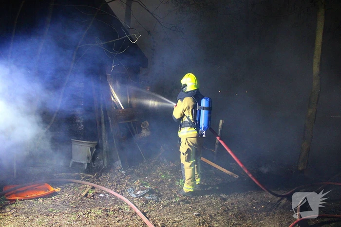 Brandweer zet meerdere voertuigen in voor brand in een gebouw