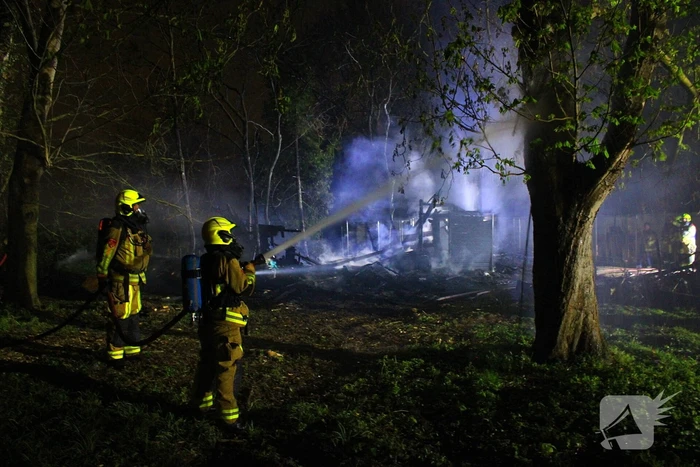 Brandweer zet meerdere voertuigen in voor brand in een gebouw