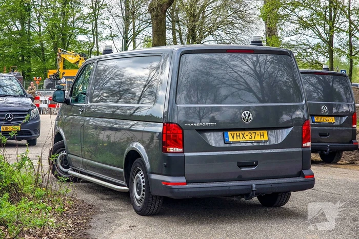 Kogelgaten en handgranaat gevonden bij villa, politie doet onderzoek