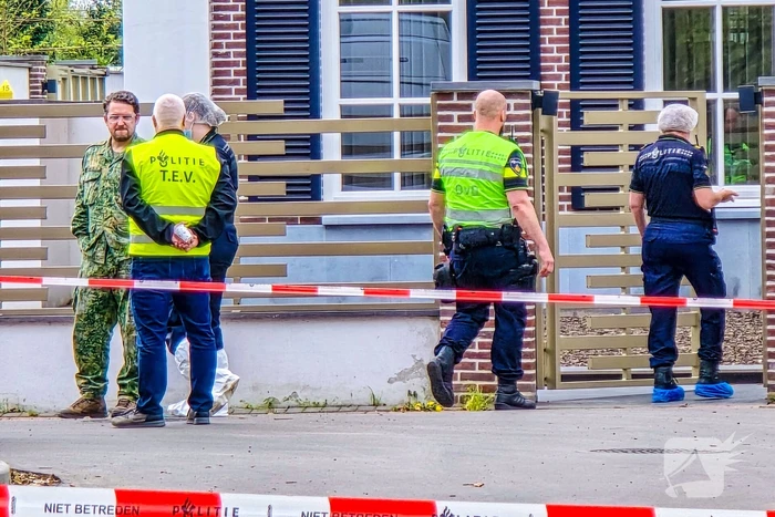 Kogelgaten en handgranaat gevonden bij villa, politie doet onderzoek