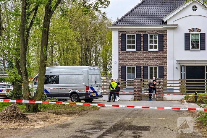 Kogelgaten en handgranaat gevonden bij villa, politie doet onderzoek