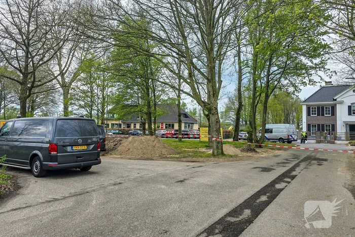 Kogelgaten en handgranaat gevonden bij villa, politie doet onderzoek