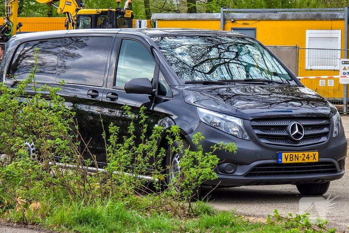 Kogelgaten en handgranaat gevonden bij villa, politie doet onderzoek