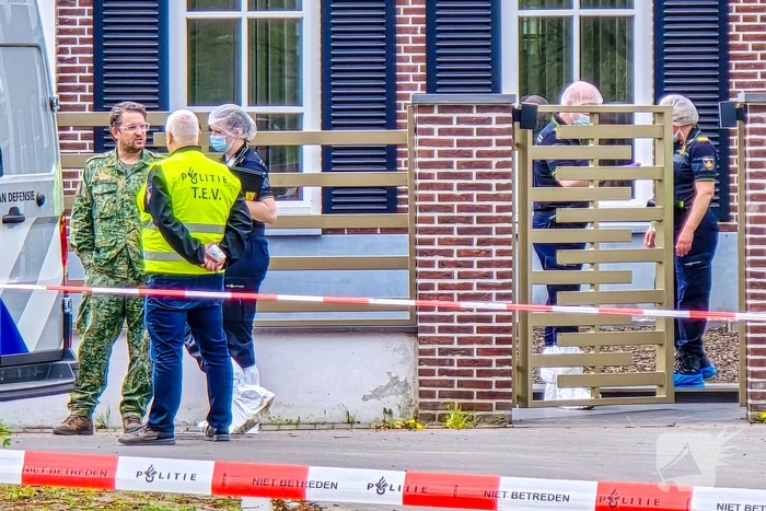Kogelgaten en handgranaat gevonden bij villa, politie doet onderzoek