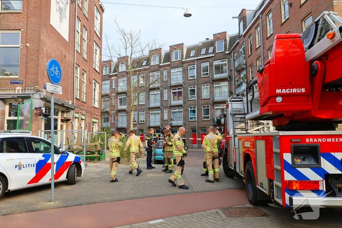 Brandweer haalt persoon van dak