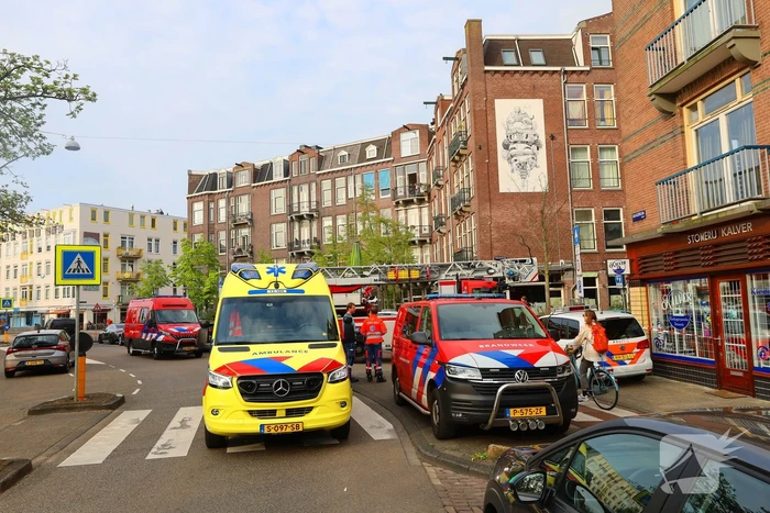 Brandweer haalt persoon van dak