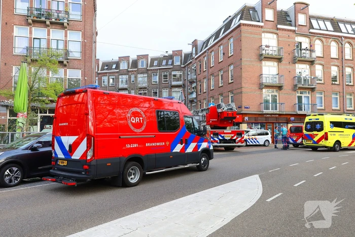 Brandweer haalt persoon van dak