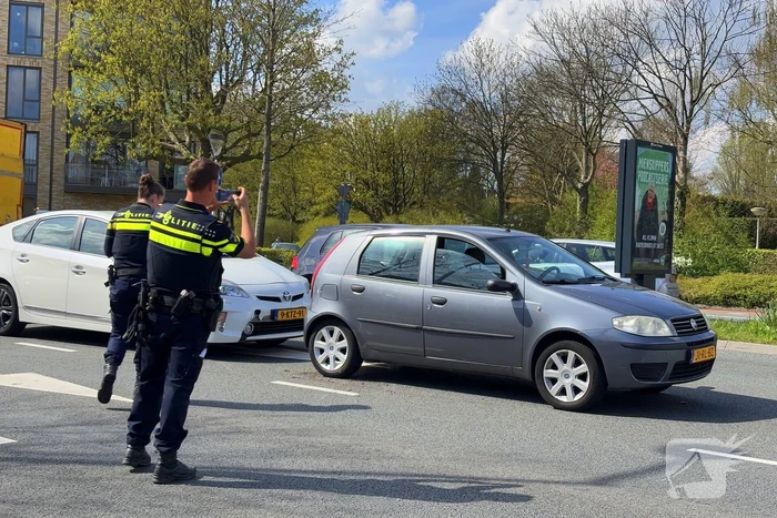 Kopstaart botsing tussen twee voertuigen