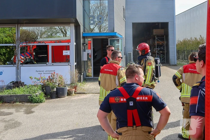 Brandweer heeft brand in bedrijfspand snel onder controle
