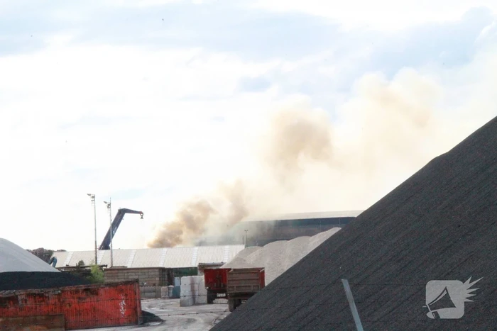 Veel rookontwikkeling bij grote brand in container