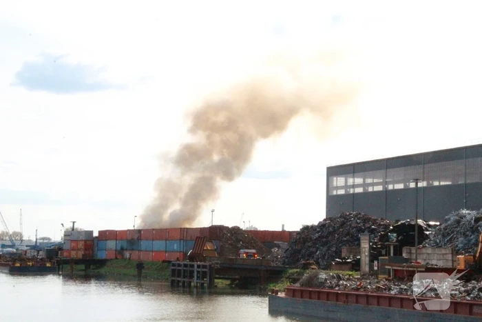 Veel rookontwikkeling bij grote brand in container