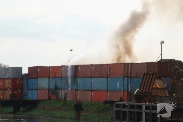 Veel rookontwikkeling bij grote brand in container