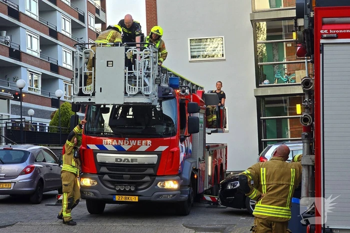 Brandweer ondersteund politie bij betreden woning