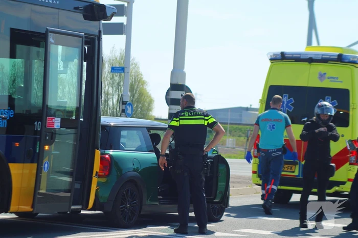 Lijnbus botst achterop personenauto